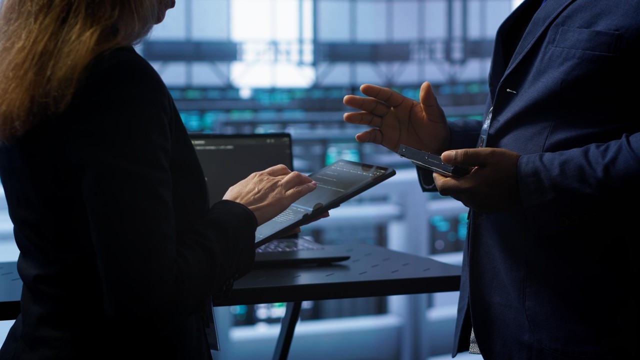 Intercambio de información y análisis de datos en un entorno corporativo, donde la ciberseguridad se vuelve clave para prevenir filtraciones y espionaje digital