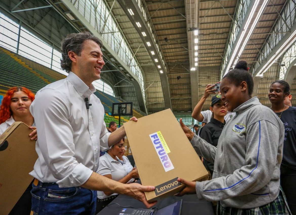Daniel Quintero, alcalde de Medellín hace entrega de un Computador Futuro a una estudiante de secundaria