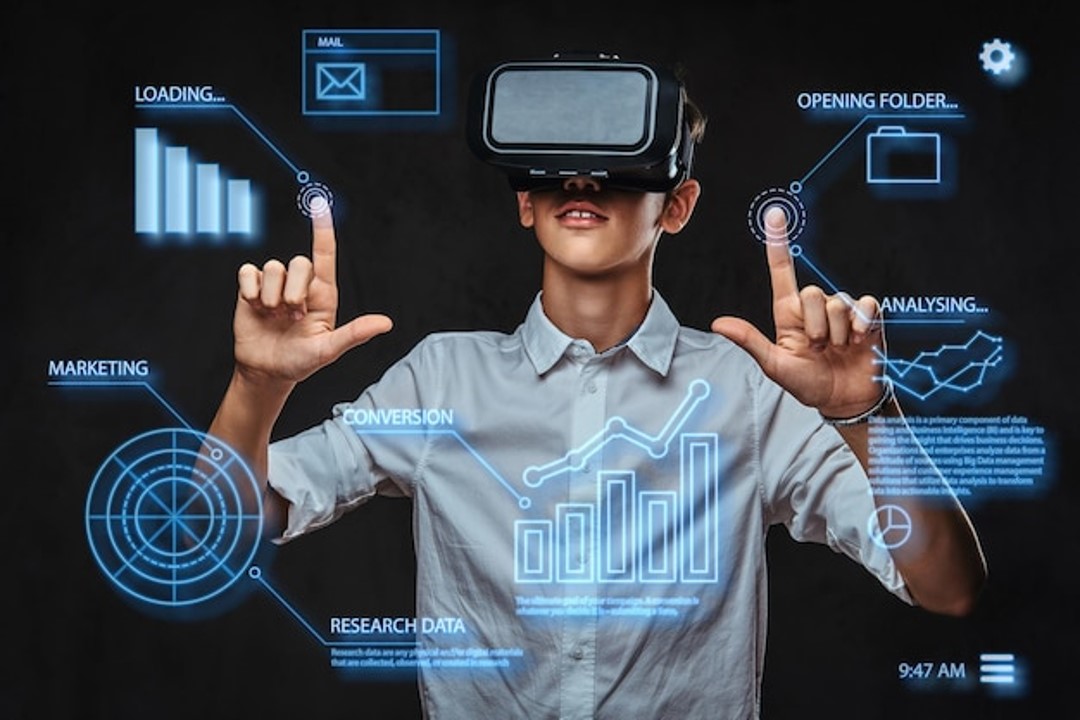 Adolescente vestido con una camiseta blanca y gafas de realidad virtual con gráficos, números y líneas. Concepto de tecnología