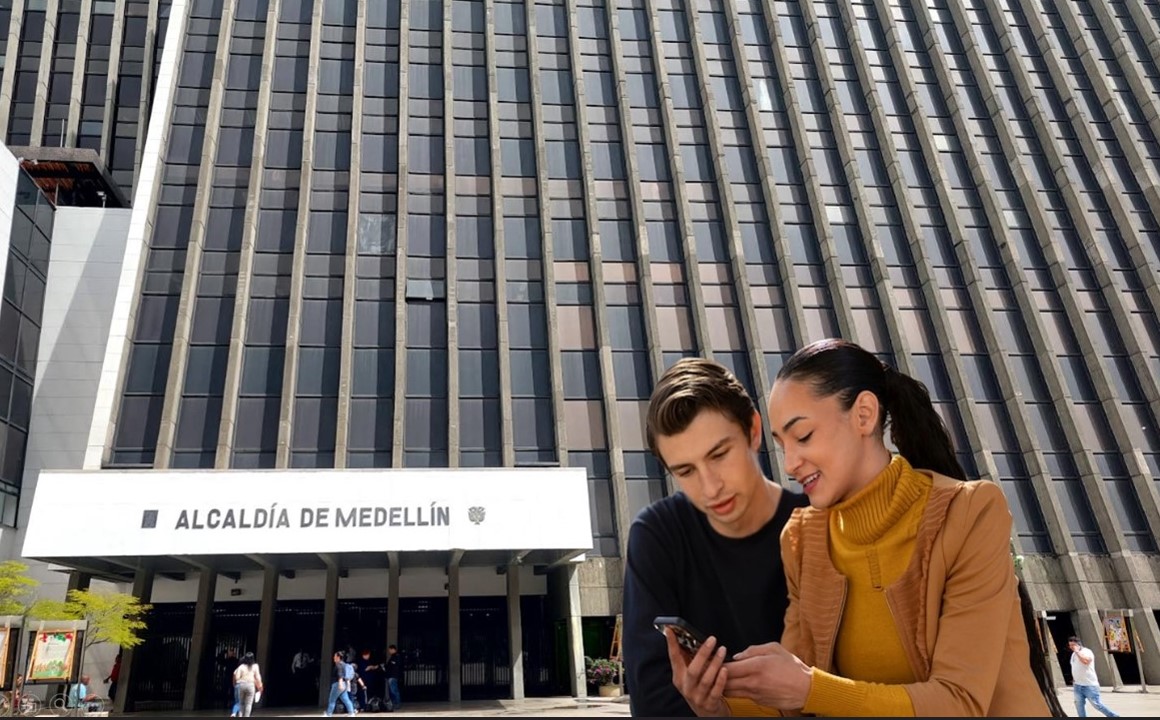 Plano medio de personas sosteniendo un teléfono inteligente